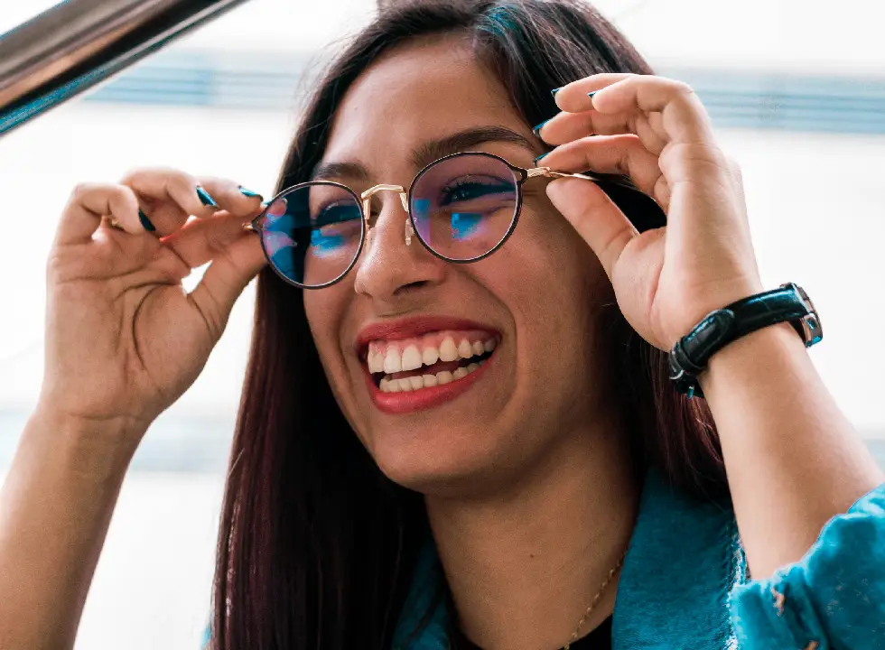 mujer con gafas sonriente