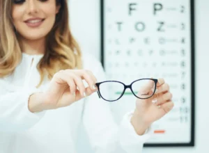 mujer enseña unas gafas