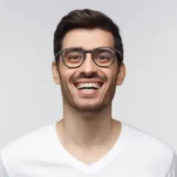 hombre sonriente con gafas