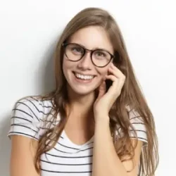 mujer rubia con gafas sonriendo